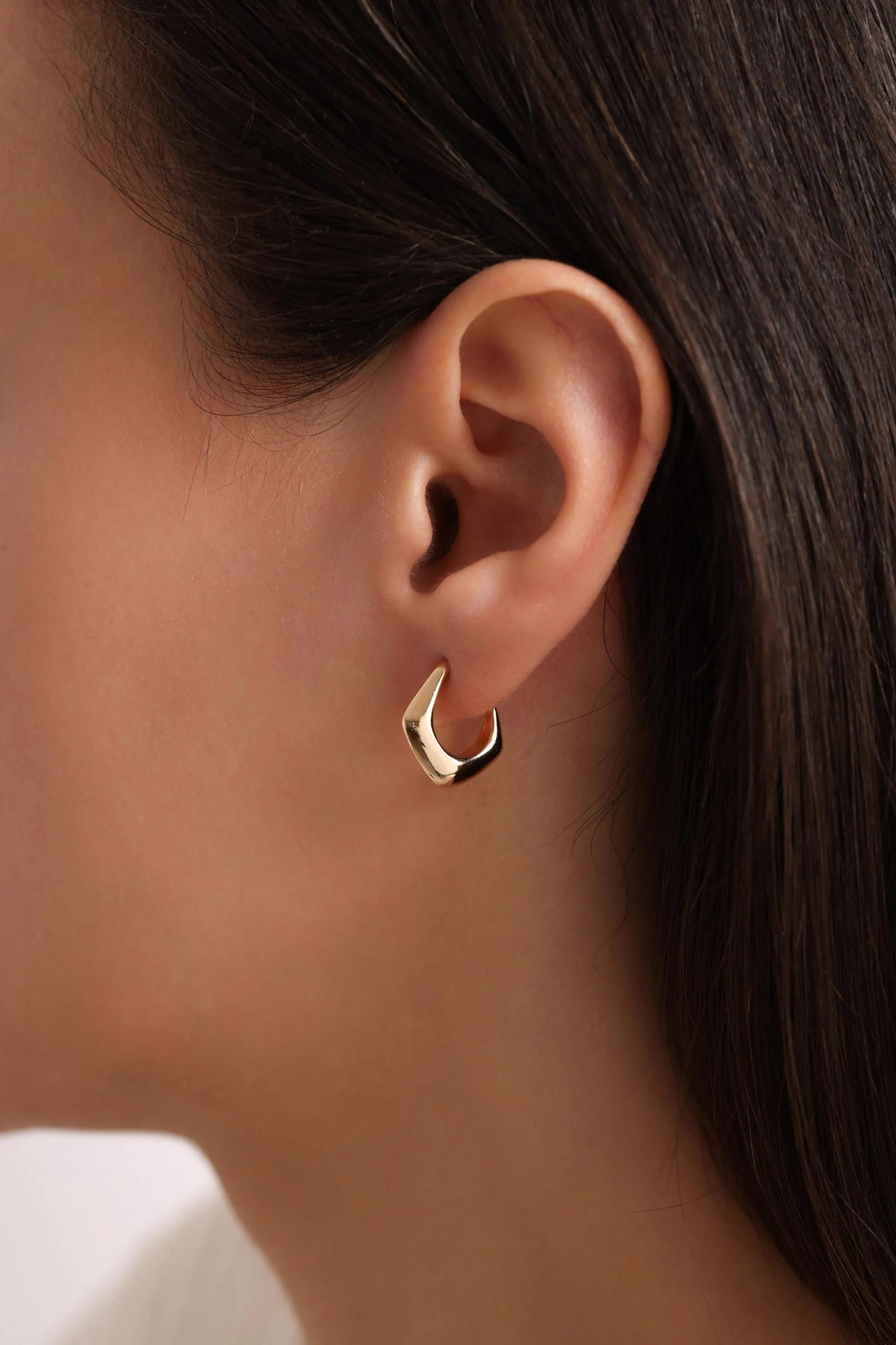 Sculpted C-shaped earrings with curved earlobes