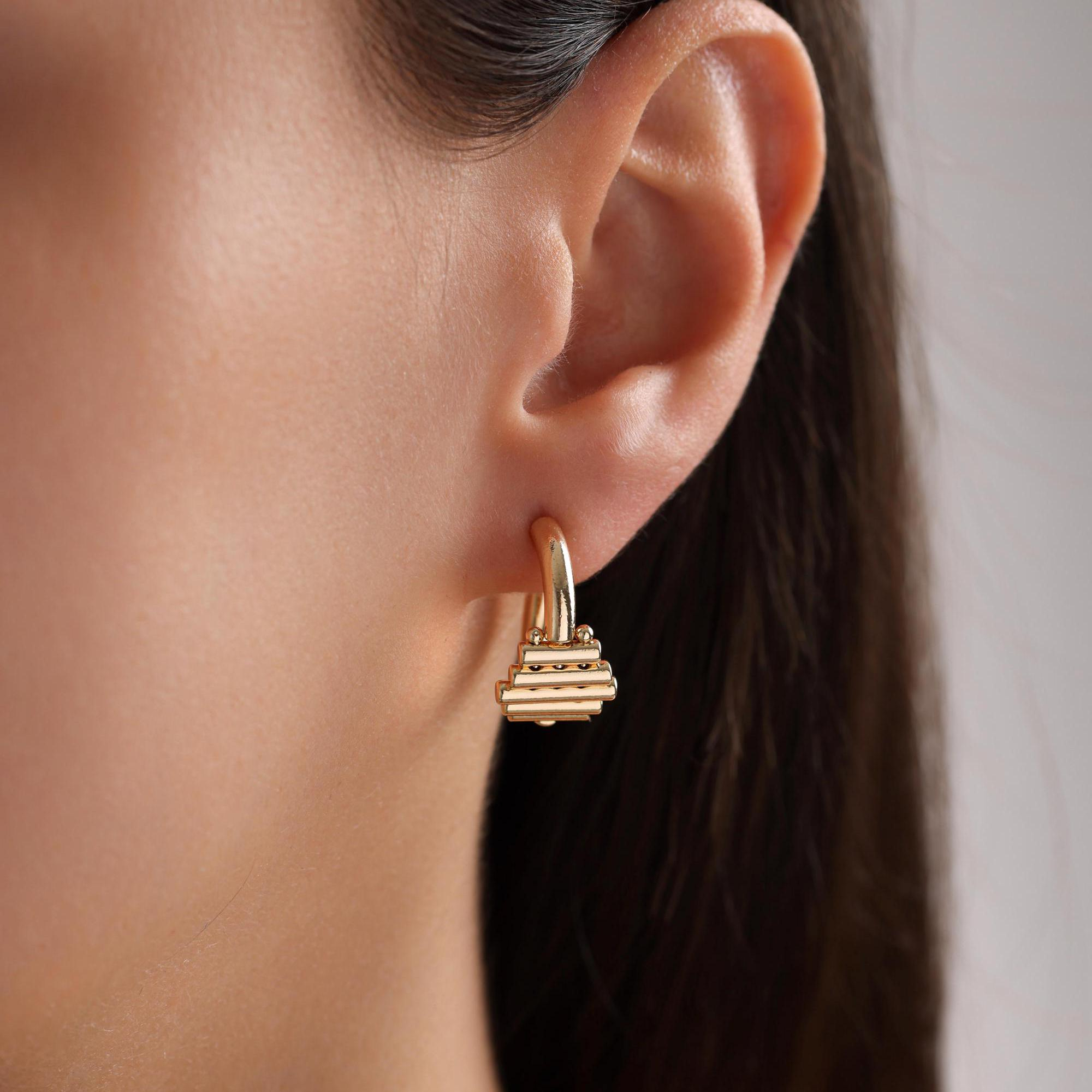 Accordion-shaped earrings